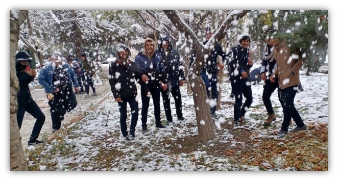 برگزاری یک روز شاد برفی