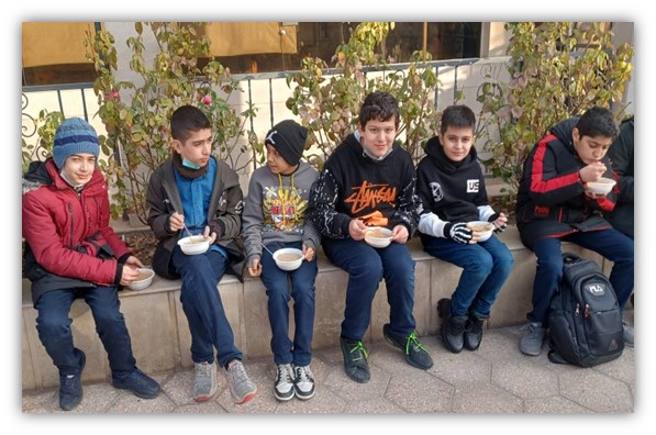 پذیرایی از دانش آموزان همزمان با تشکیل کلاس های تقویتی در مجتمع آموزشی اندیشه سجاد